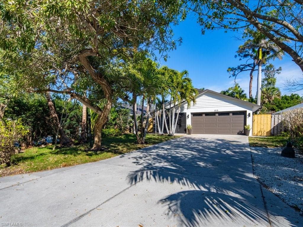 815 102nd AVE N NAPLES, FL 34108