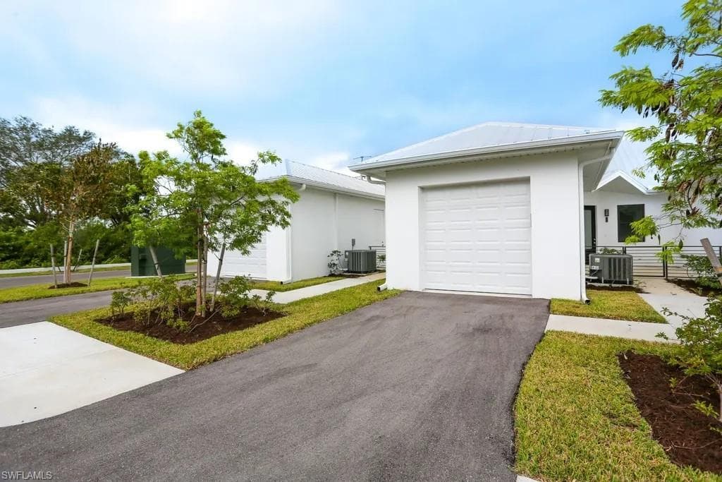 3030 Thomasson DR 201 NAPLES, FL 34112