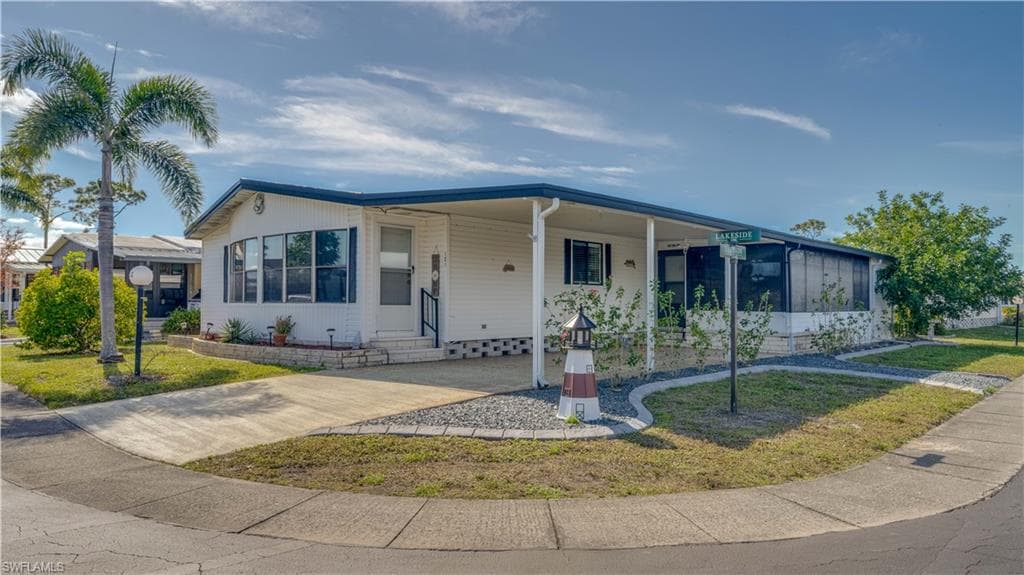 121 Lakeside CIR NORTH FORT MYERS, FL 33903