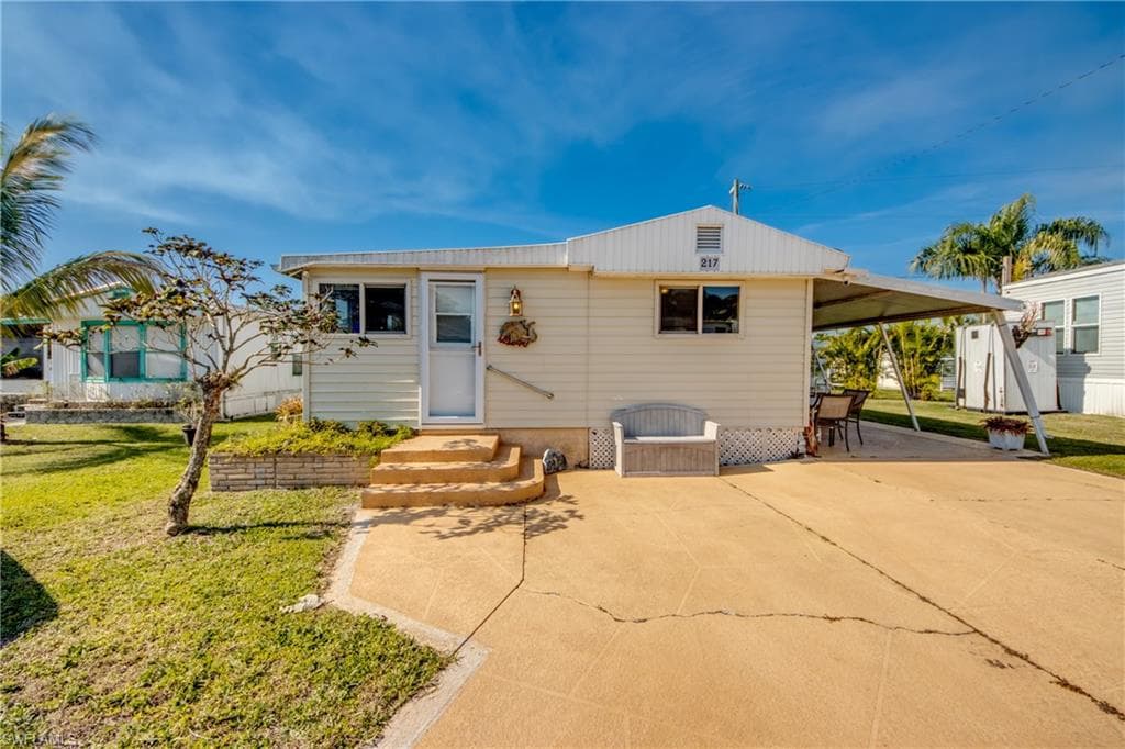 217 Lamplighter LN NORTH FORT MYERS, FL 33917