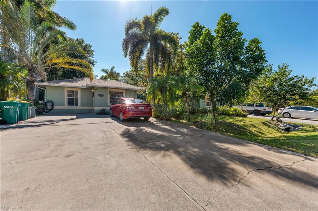 724 Pine Cone LN NAPLES, FL 34104