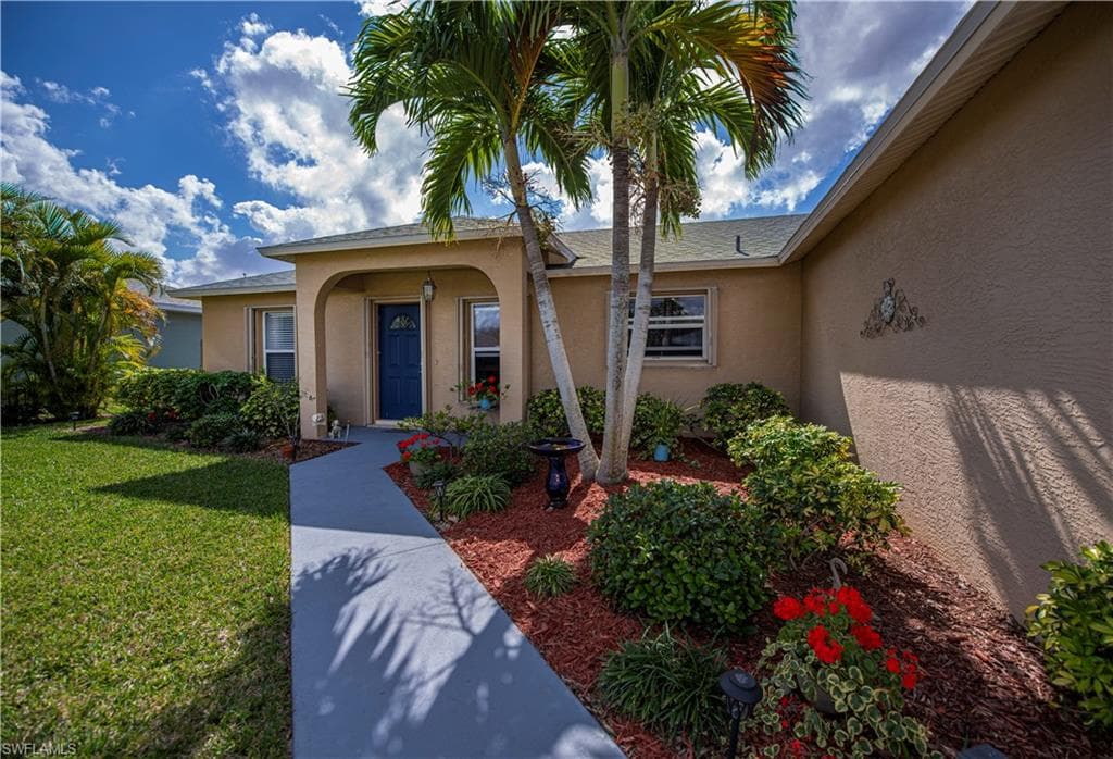208 SE 27th TER CAPE CORAL, FL 33904