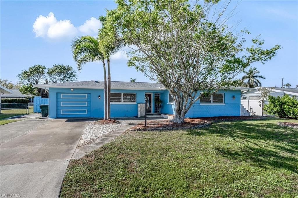 806 Entrada DR N FORT MYERS, FL 33919