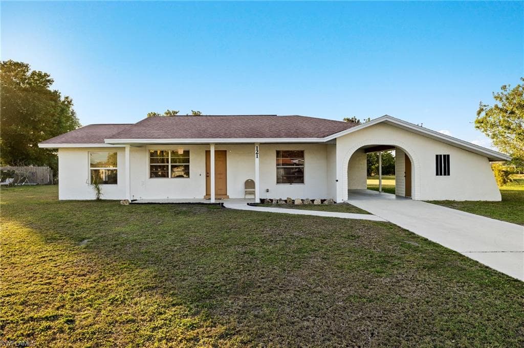 121 Contee DR LEHIGH ACRES, FL 33936