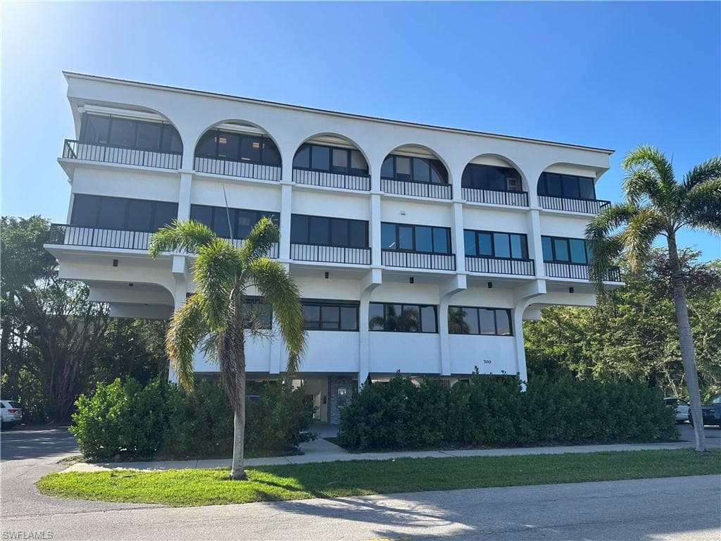 700 11th ST S 202 & 203 NAPLES, FL 34102