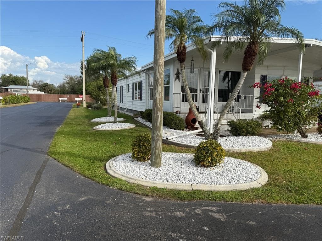 569 Winning WAY NORTH FORT MYERS, FL 33917