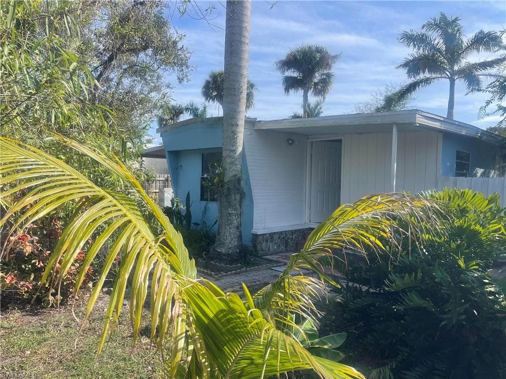 327 Ellis ST NORTH FORT MYERS, FL 33903
