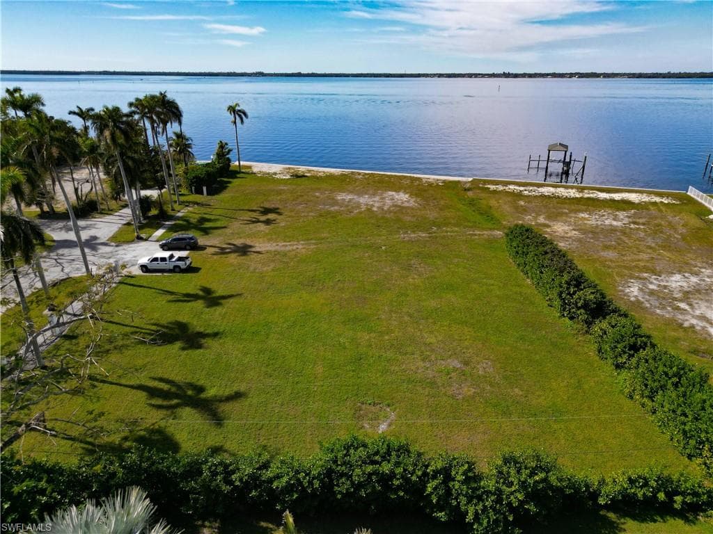1301 Poinciana AVE FORT MYERS, FL 33901