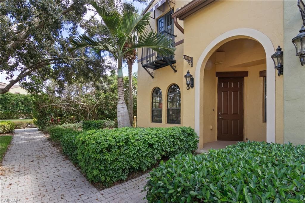 9072 Chula Vista ST 10105 NAPLES, FL 34113