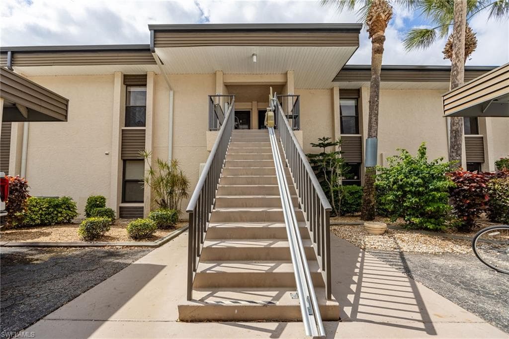 5865 Trailwinds DR 621 FORT MYERS, FL 33907