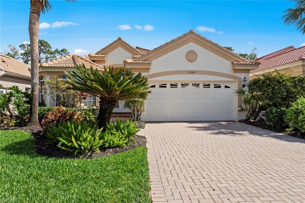 9234 Troon Lakes DR NAPLES, FL 34109