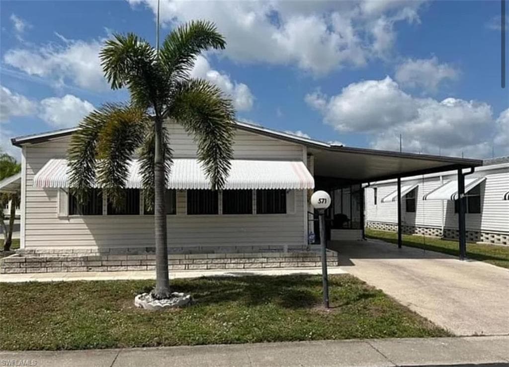 571 Sunrise LN NORTH FORT MYERS, FL 33903