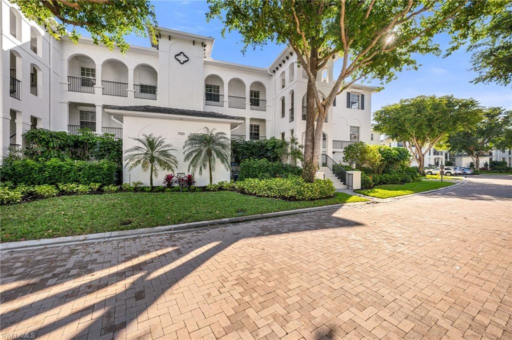 750 Bentwater CIR 204 NAPLES, FL 34108