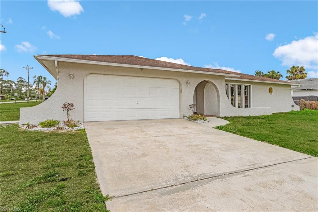201 McArthur AVE LEHIGH ACRES, FL 33936
