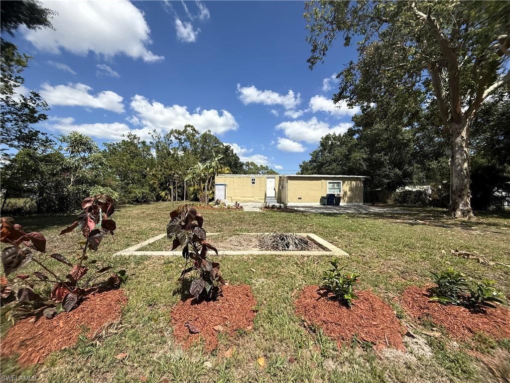 8239 Suncoast DR NORTH FORT MYERS, FL 33917