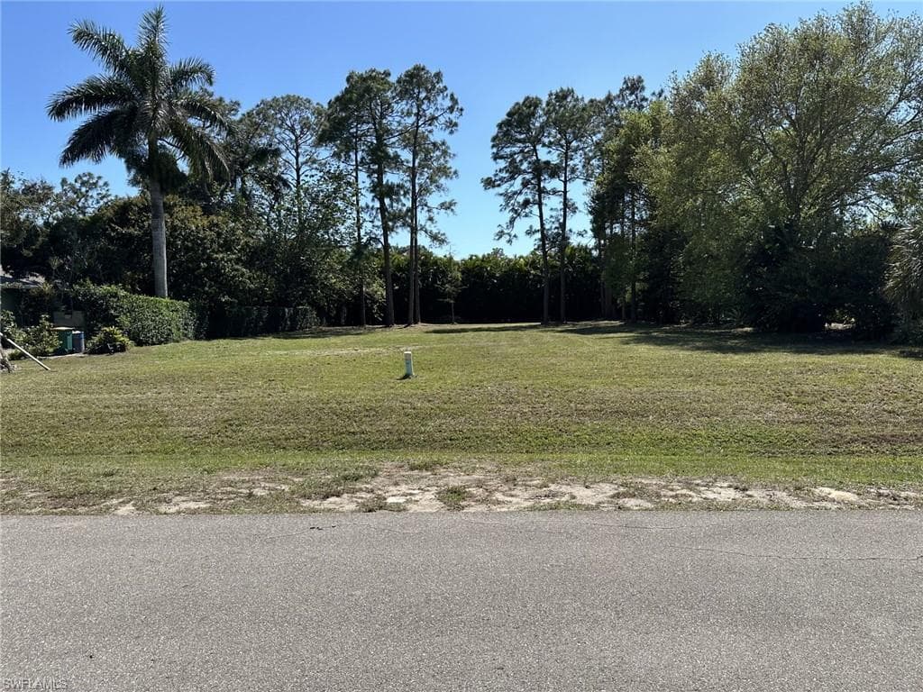 734 Pine Cone LN NAPLES, FL 34104