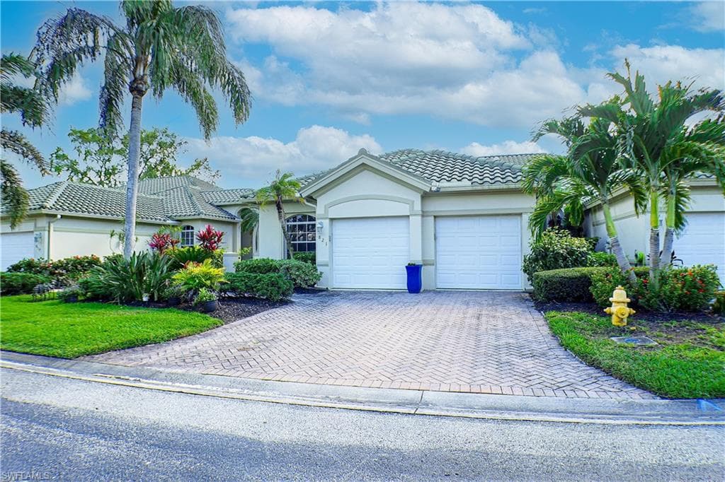 821 vistana CIR NAPLES, FL 34119