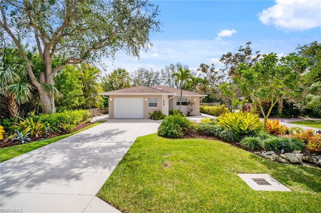 668 95th AVE N NAPLES, FL 34108