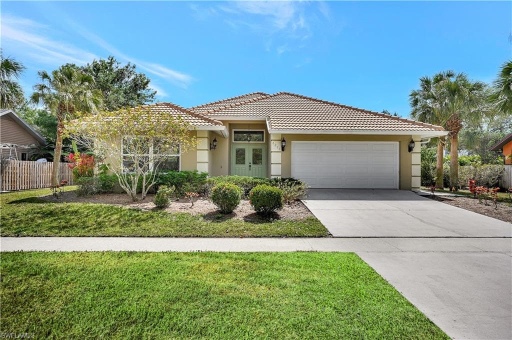 2216 Outrigger LN NAPLES, FL 34104