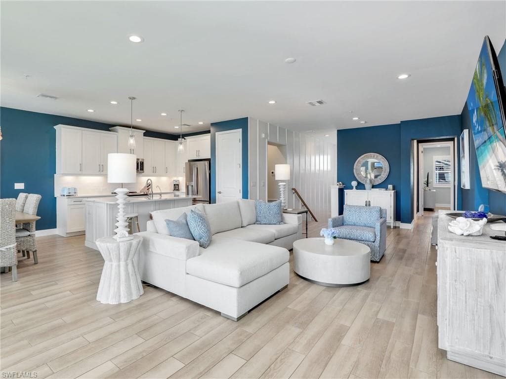 2621 Seychelles CIR 1807 NAPLES, FL 34112