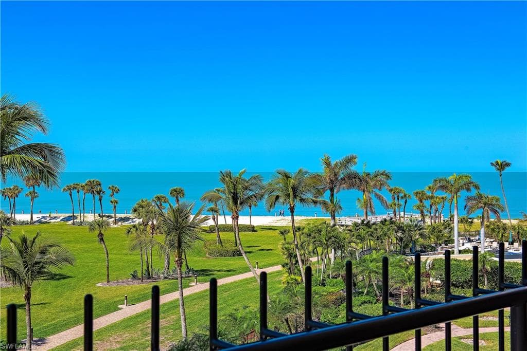 4251 Gulf Shore BLVD N 5C NAPLES, FL 34103