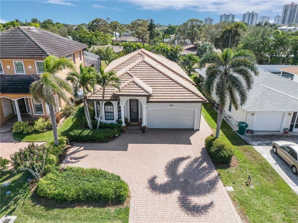 584 95th AVE N NAPLES, FL 34108