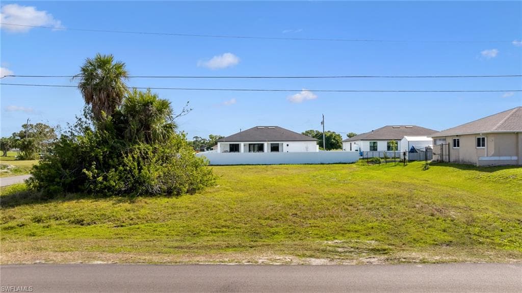 1527 31st PL CAPE CORAL, FL 33993
