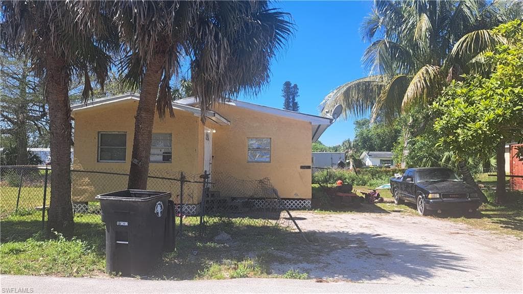 1043 Lee ST MOORE HAVEN, FL 33471
