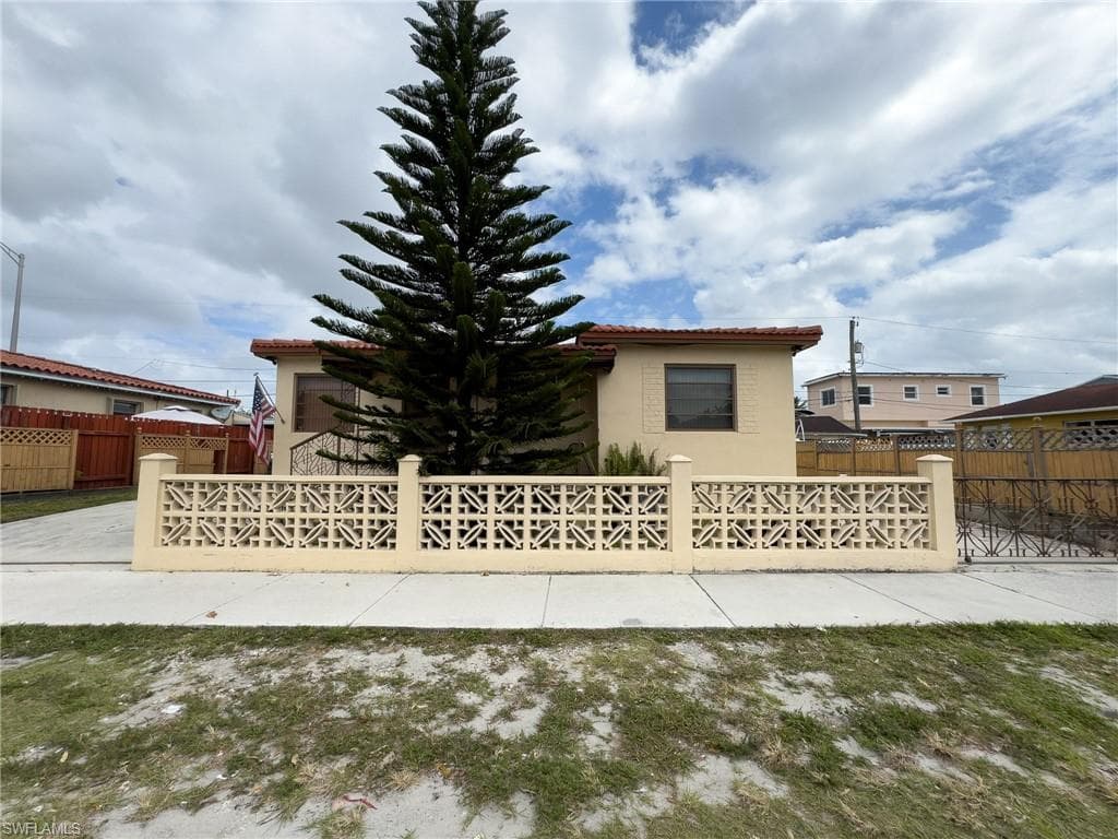 4485 E 8th AVE HIALEAH, FL 33013