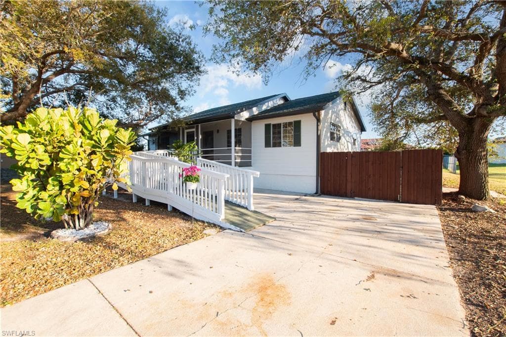 3807 20th ST SW LEHIGH ACRES, FL 33976