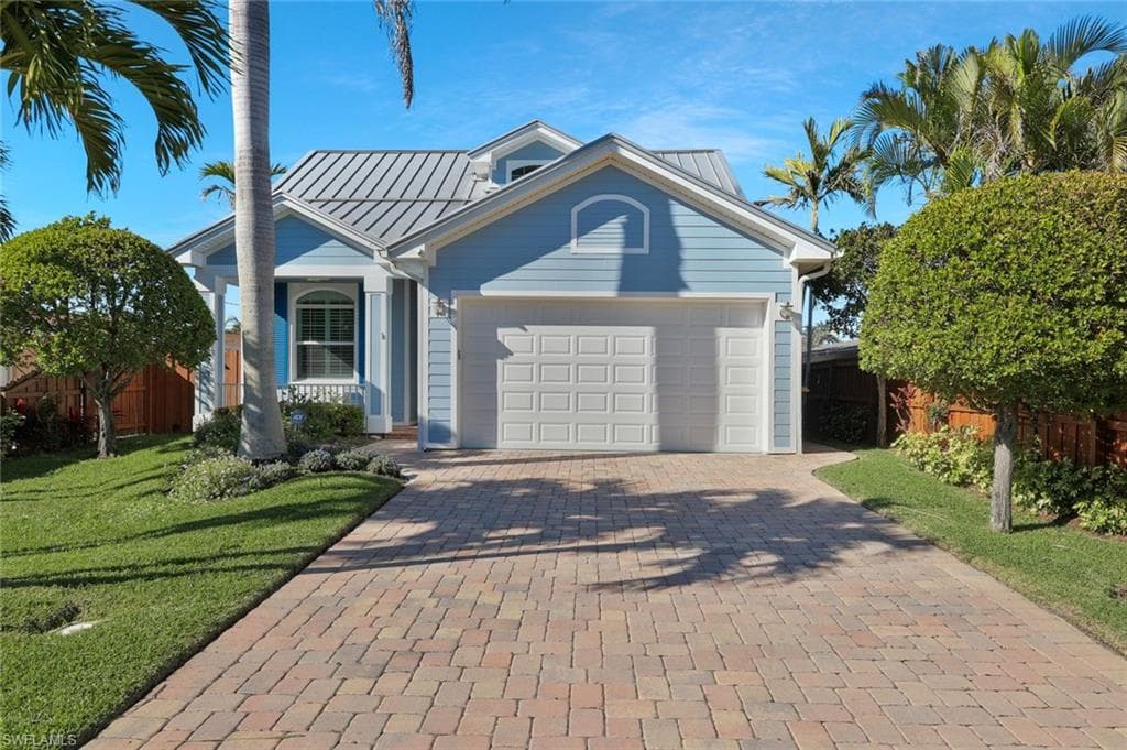 583 91st AVE N NAPLES, FL 34108
