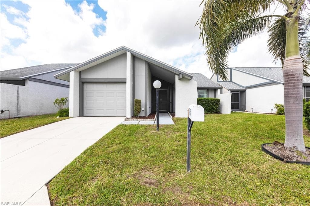 9729 Maplecrest CIR LEHIGH ACRES, FL 33936