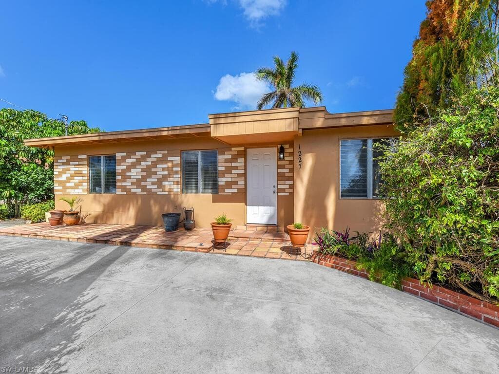 1227 Trail Terrace DR NAPLES, FL 34103