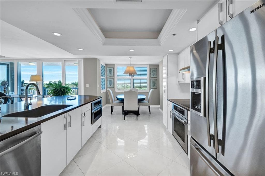 6585 NICHOLAS BLVD 404 NAPLES, FL 34108