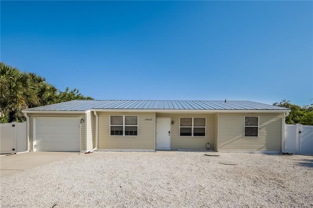 18663 Van Nuys CIR PORT CHARLOTTE, FL 33948