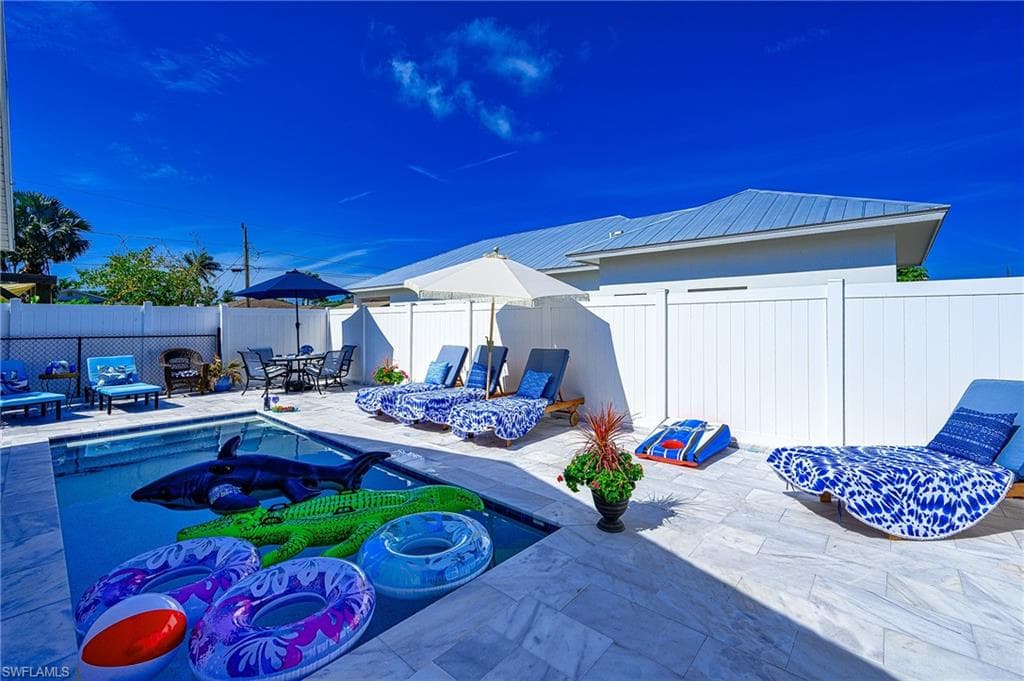 698 105th AVE N NAPLES, FL 34108