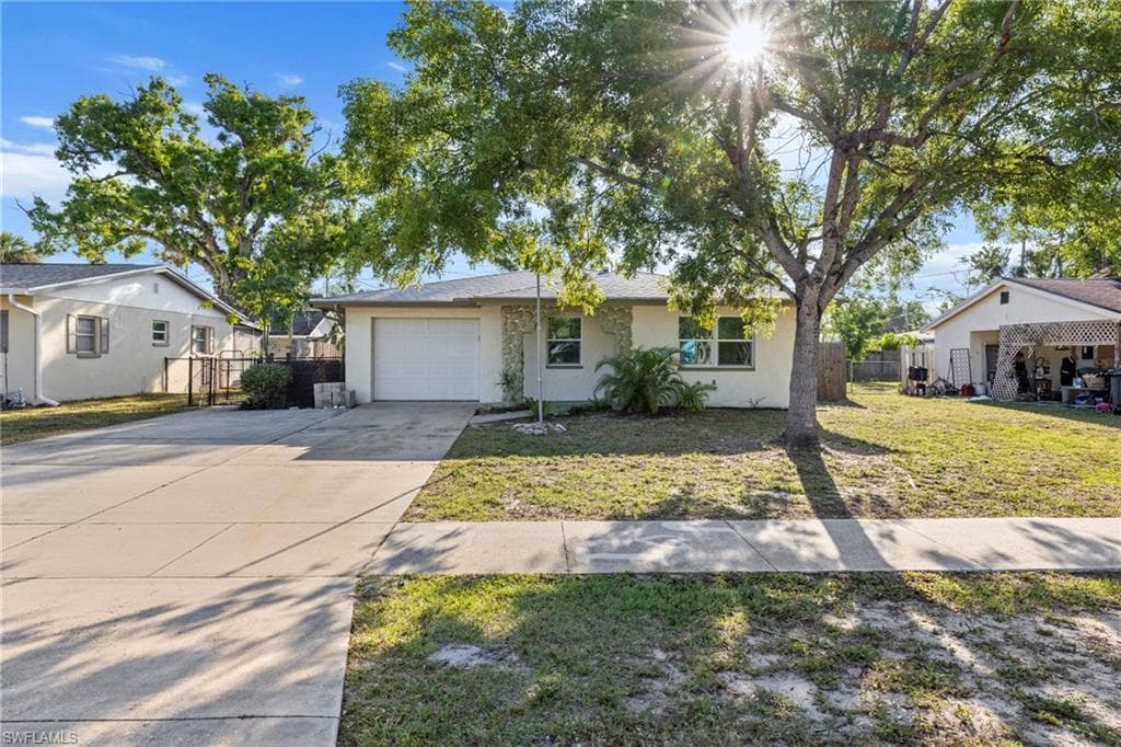 3945 La Palma ST FORT MYERS, FL 33901