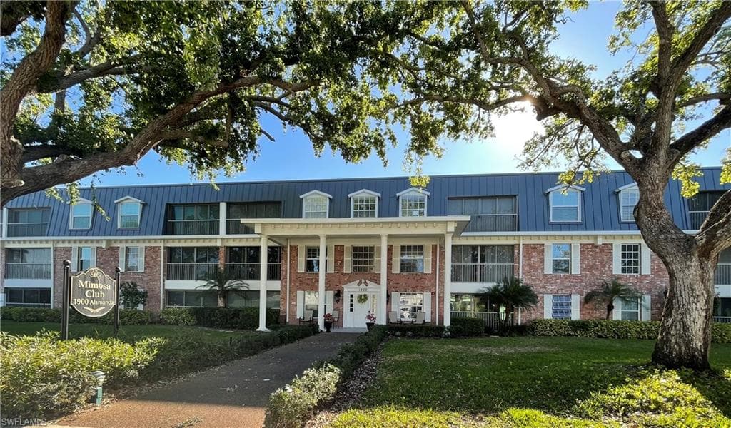 1900 Alamanda DR 208 NAPLES, FL 34102