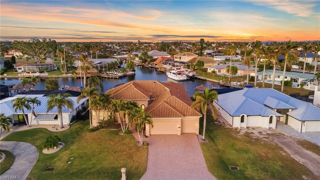 907 Dolphin DR CAPE CORAL, FL 33904