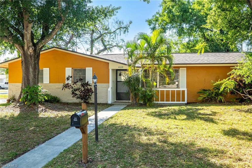 4639 Siesta CIR FORT MYERS, FL 33901