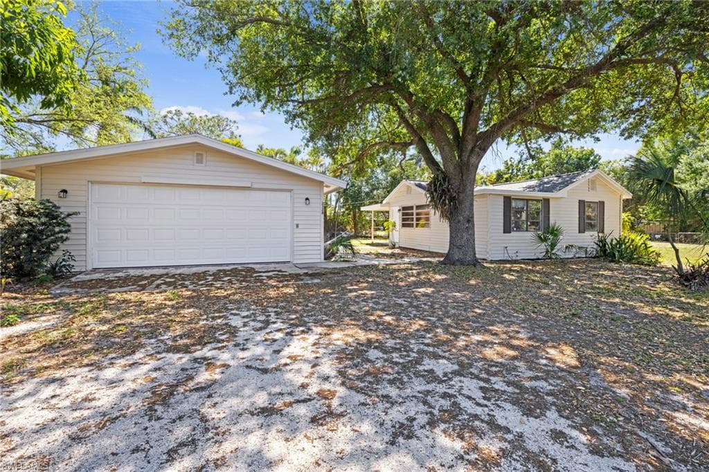 2328 Unity AVE FORT MYERS, FL 33901
