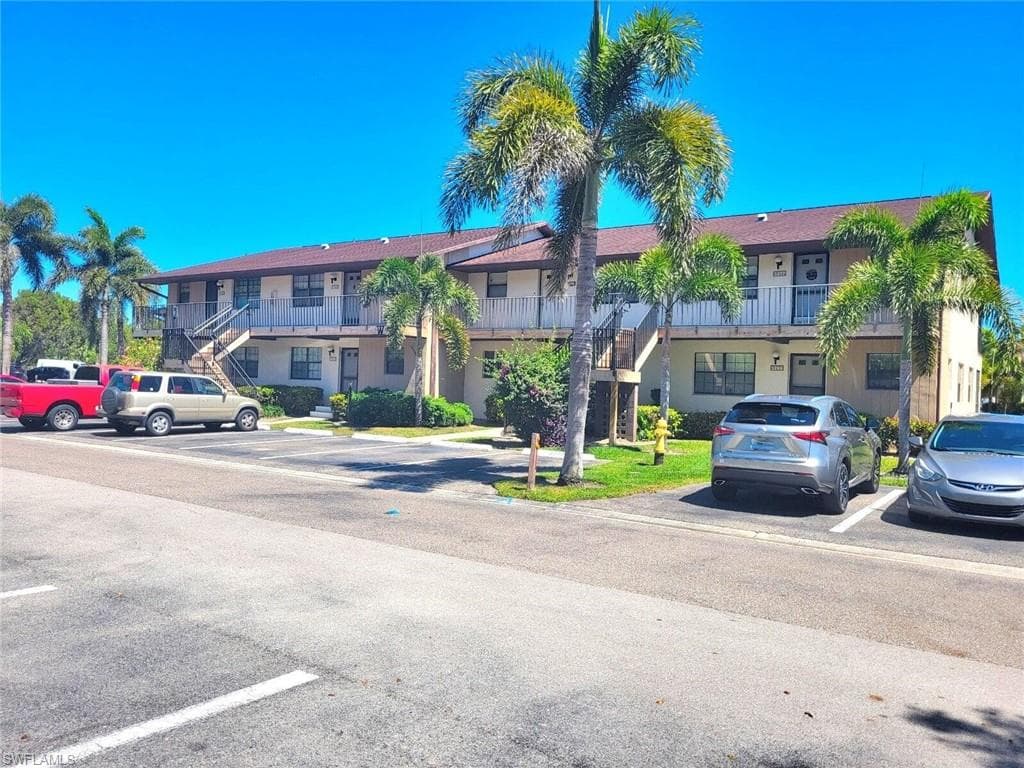 5271 Treetops DR W201 NAPLES, FL 34113