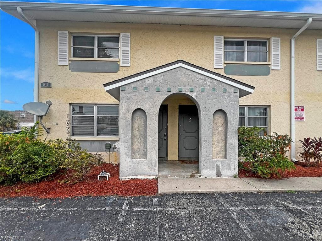6635 Warwick CIR 1 FORT MYERS, FL 33919