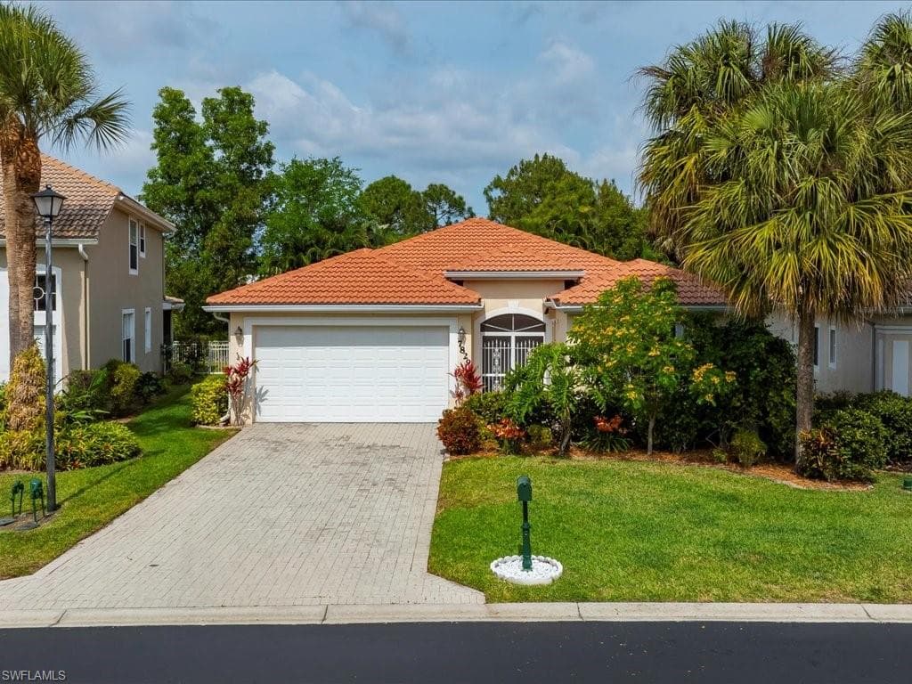 7829 Stratford DR NAPLES, FL 34104