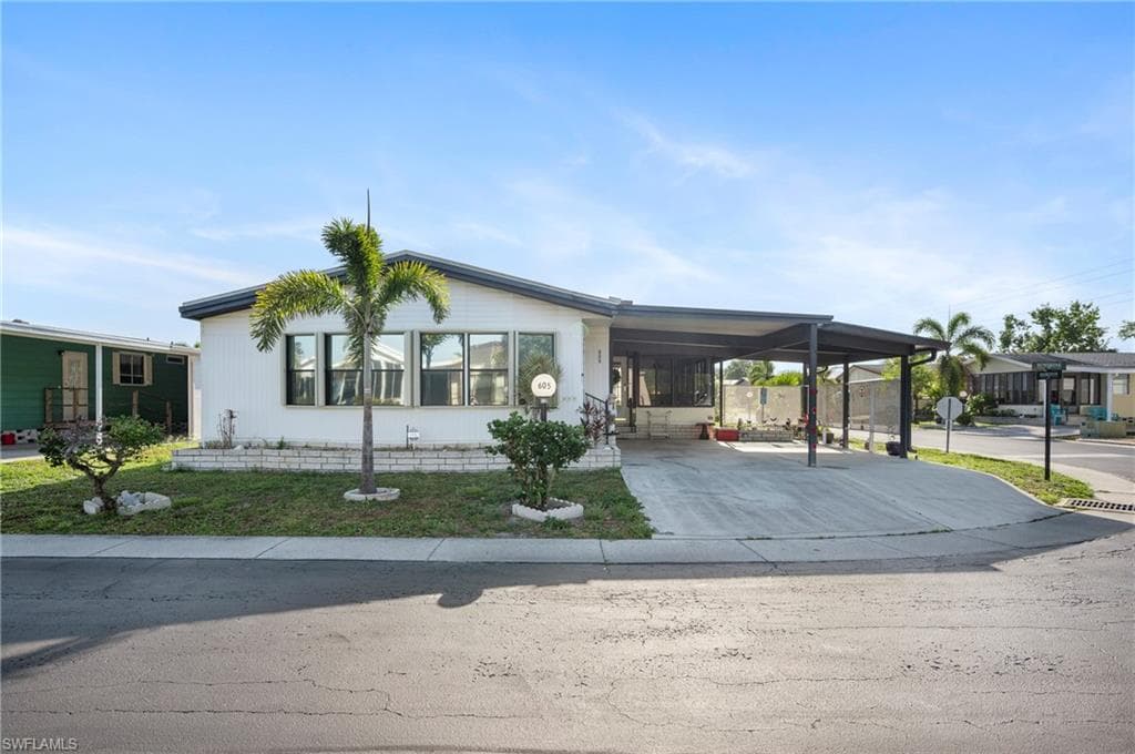 605 Sunshine LN NORTH FORT MYERS, FL 33903
