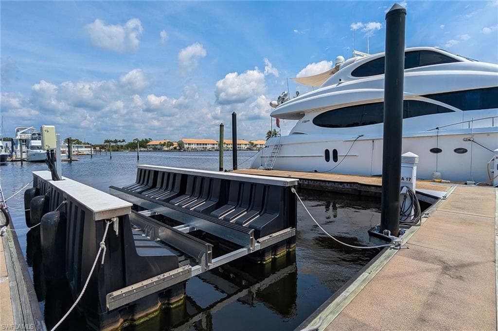 525 Newport DR NAPLES, FL 34114