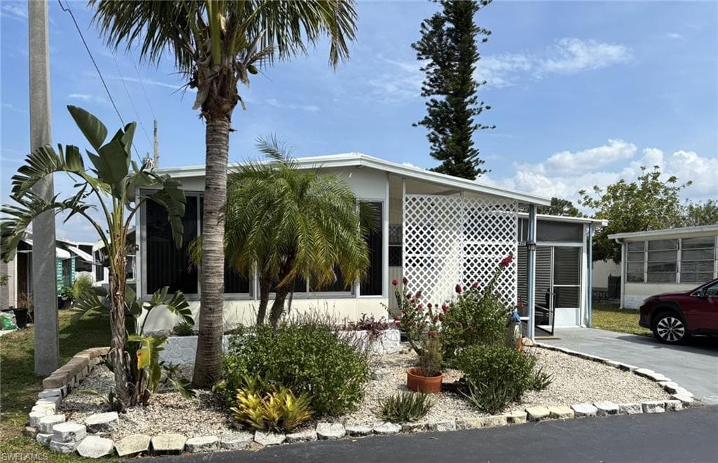 625 Vista DR NORTH FORT MYERS, FL 33917