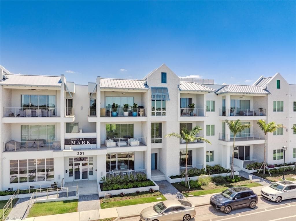 201 8TH ST S 103 NAPLES, FL 34102