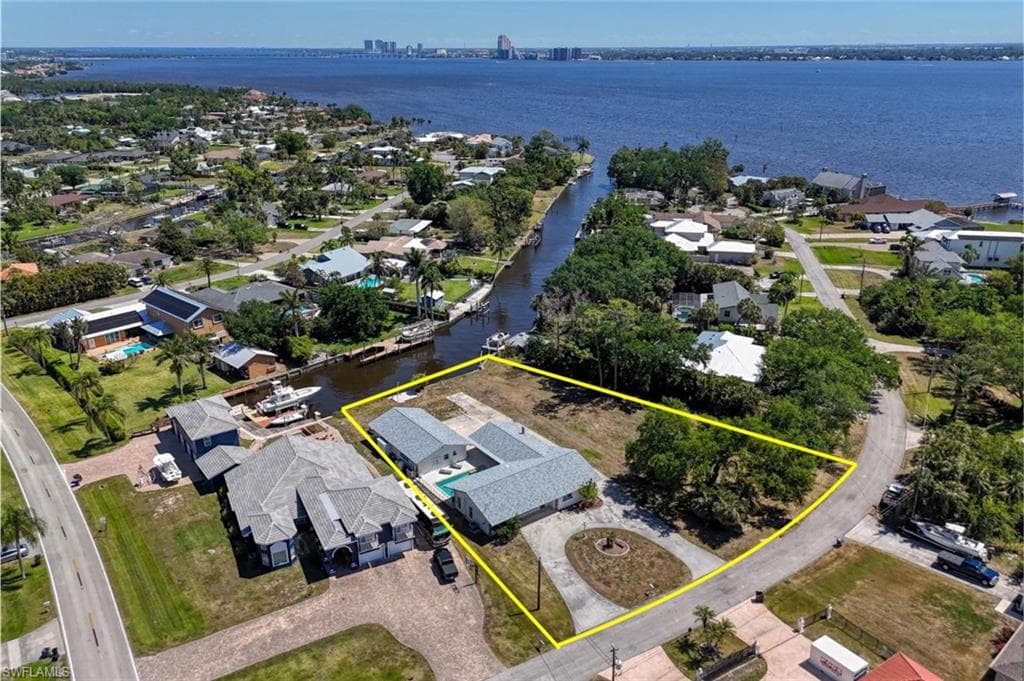 1888 Coral CIR NORTH FORT MYERS, FL 33903