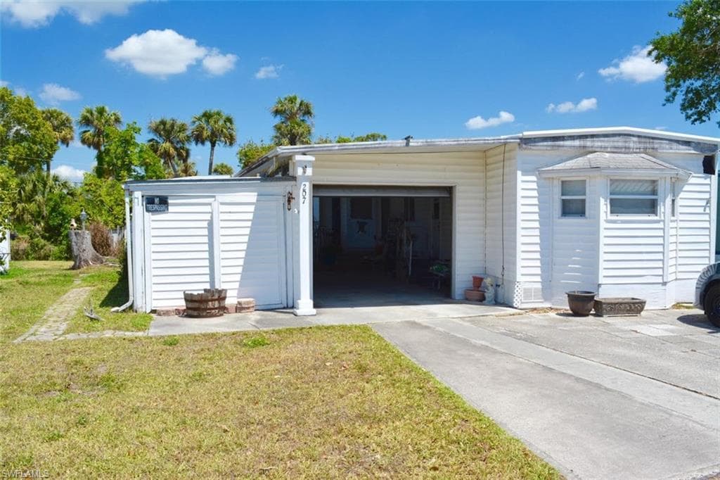 207 Lantern LN NORTH FORT MYERS, FL 33917